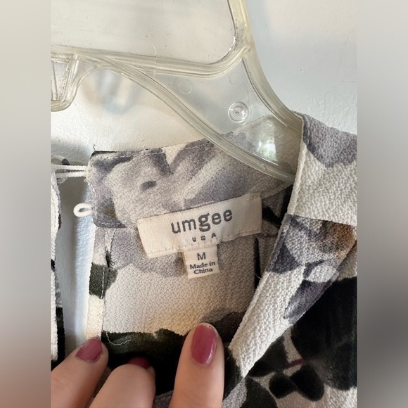 Umgee White Floral Women’s Romper Size Medium - Picture 4 of 9